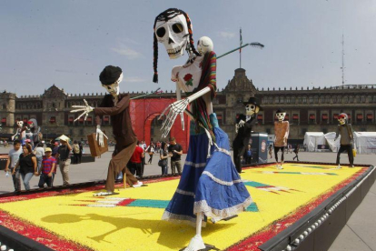 La celebración del Día de Muertos en México.-MARIO GUZMÁN/ Festejos combinados A pesar de estar tan “pegadas” una celebración de la otra, los símbolos de la Noche de Brujas se reservan para el 31 de octubre, mientras que las calaveras, el incienso y las flores de cempasúchil están presentes en laEFE