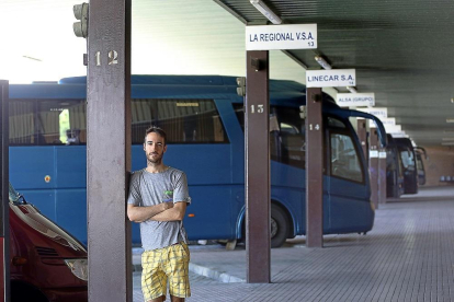El ingeniero informático David Carrancio en la estación de autobuses de Palencia.-MANUEL BRÁGIMO