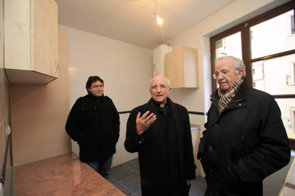 El obispo de Ávila, Jesús García Burillo, y el administrador general de Cáritas, Fernando Carrasco visitan las viviendas-Ical