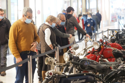 Exposición de motos antiguas en el centro comercial Vallsur. PHOTOGENIC