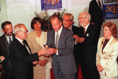 Concha Velasco junto al Rey Emérito durante un acto para celebrar el Centenario del Cine español en una imagen de mayo de 1996 en una imagen de archivo. - E.M..