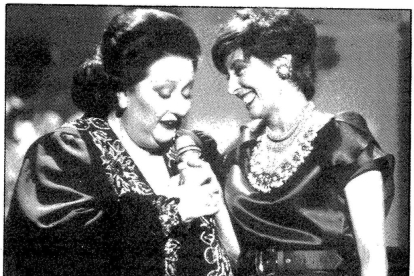 Concha Velasco saluda a Montserrat Caballé en junio de 1990 en una imagen de archivo. - E.M.