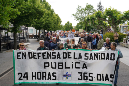 Varios cientos de personas participan en Valladolid en una manifestación en defensa de la Sanidad pública. -ICAL