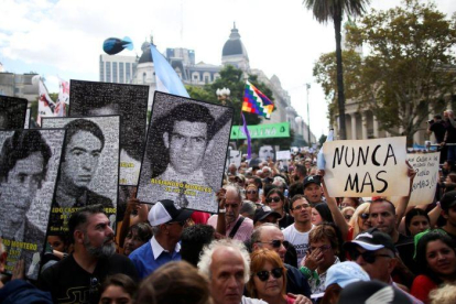 Marchas y protestas en Argentina en aniversario de la dictadura militar.-REUTERS