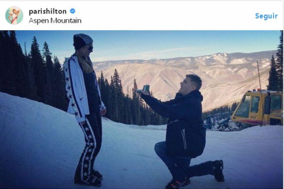 Paris Hilton besa a su novio, Chris Zylka, tras recibir su propuesta de matrimonio.-/ INSTAGRAM
