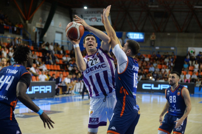 Sergio de la Fuente en el derbi ante Tizona de Burgos. / TOMÁS ALONSO