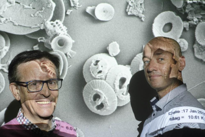 Los investigadores Francisco Javier Sierro y Andrés Rigual en las instalaciones de la Universidad de Salamanca.-ENRIQUE CARRASCAL