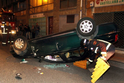Un hombre de unos 60 años resulta herido al volcar su vehículo en la calle Felipe II de capital palentina-Ical