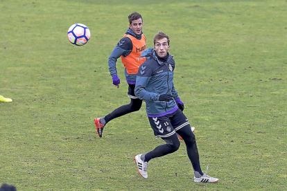 Rafa espera el balón ante la presencia de Juan Villar en el entrenamiento de ayer.-PABLO REQUEJO (PHOTOGENIC)