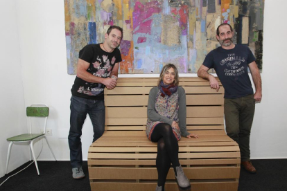 Luis del Hoyo, María Dolores del Hoyo y Ricardo Núñez en la tienda de decoración Bersos de cartón de Valladolid.-J. M. LOSTAU