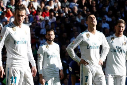 Bale, Nacho, Cristiano y Ramos lamentan la paliza que le infringió el Barça en el clásico.-REUTERS / PAUL HANNA