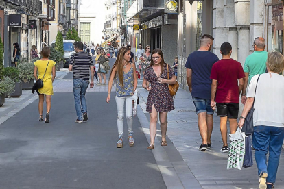 Los vallisoletanos toman la calle Regalado en su primer día como peatonal tras la obra para elevar la calzada a la altura de la acera.-PABLO REQUEJO (PHOTOGENIC)