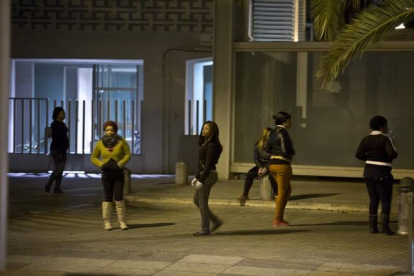 Un grupo de prostitutas nigerianas en los alrededores de los locales de ocio del Paseo Marítimo de Barcelona.-Foto: FERRAN NADEU