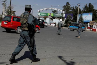 Un policía afgano junto al aeropuerto de Kabul-MOHAMMAD ISMAIL / REUTERS
