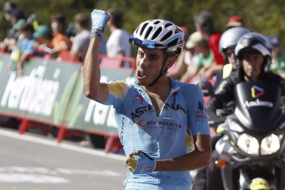 El ciclista italiano del Astana Fabio Aru celebra su victoria en el undécima etapa de la Vuelta Ciclista España.-Foto: EFE / JAVIER LIZÓN