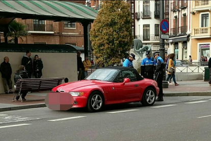 Los policías dan el alto al coche descapotable en Plaza España.-@PoliciaVLLTwitter