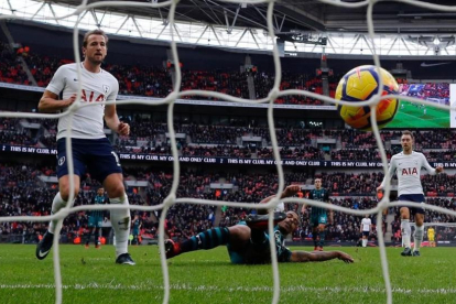 Harry Kane marca el segundo gol ante el Southampton, con el que superaba el récord del Messi.-AFP / ADRIAN DENNIS