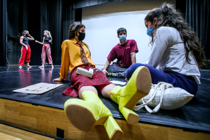 Alumnos de la escuela profesional de danza Ana Laguna de Burgos durante una pausa en un ensayo. Tomás Alonso