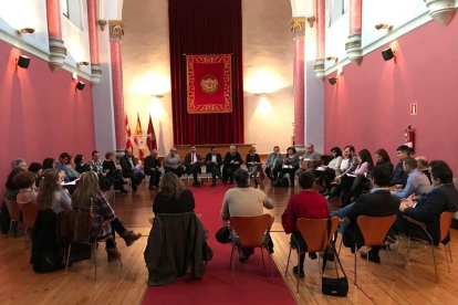 Pleno de la 'Red de Municipios de Valladolid: Hombres por la Igualdad' en la Capilla del Hospital Viejo de la Diputación. - DIPUTACIÓN DE VALLADOLID