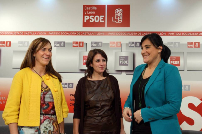 La secretaria de Política Municipal del PSOE, Adriana Lastra (C); su homóloga en Castilla y León, Virgina Barcones (I), y la secretaria de Organización del PSCyL, Ana Sanchez (D), mantienen una reunión de trabajo-Ical