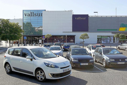 Exterior y aparcamiento del centro comercial Vallsur, cuya amplicación sigue sin resolverse.-J. M. LOSTAU