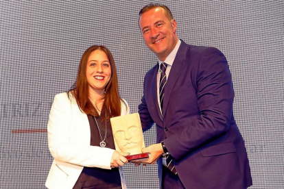 José Ángel Torres, director de zona de Bankia, entrega el premio a Beatriz Ramis.-J. M. LOSTAU