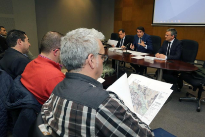 El consejero de Fomento y Medio Ambiente, Juan Carlos Suárez-Quiñones, presenta las guías de respuesta ante el riesgo de inundaciones de la provincia de Valladolid-ICAL