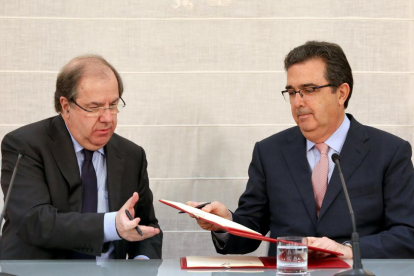 El presidente de la Junta de Castilla y León, Juan Vicente Herrera, y el vicepresidente de la Fundación Amancio Ortega Gaona, José Arnau, durante la firma del convenio de colaboración en Sanidad.-ICAL