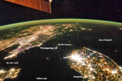 Imagen nocturna tomada por un satélite en que se ve China y Corea del Sur, pero no Corea del Norte pues apenas hay luz eléctrica.-Foto: NASA