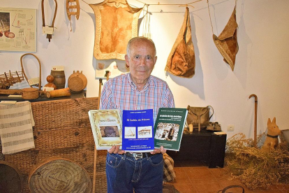 Ramón Gutiérrez, con tres de sus libros en el museo local de Prioro, que recoge documentos, objetos y fotografías de los pastores trashumantes del municipio leonés.-ARGICOMUNICACIÓN