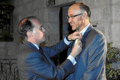 Tomás Villanueva y Ramiro Ruiz Medrano, su sucesor al frente del PP de Valladolid.-MIGUEL ÁNGEL SANTOS