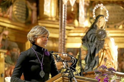 La ministra de Agricultura, Isabel García Tejerina, ante la imagen de la Piedad, durante su pregón de la Semana Santa de Medina de Rioseco.-ICAL