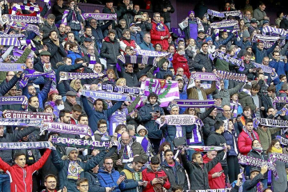 Aficionados del Real Valladolid en las gradas de Zorrilla durante un partido de la pasada temporada.-J. M. LOSTAU