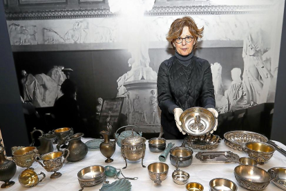 La directora del Museo de Escultura, María Bolaños, exhibe algunas de las piezas.-
