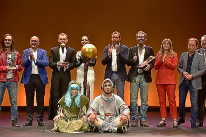 Imagen de los participantes en la tercera edición de los premios de magia celebrada este fin de semana en el Teatro Calderón.-EL MUNDO