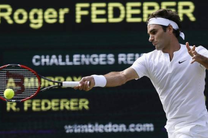 Roger Federer, en una jugada del partido ante Murray.-Foto: AP / KIRSTY WIGGLESWORTH