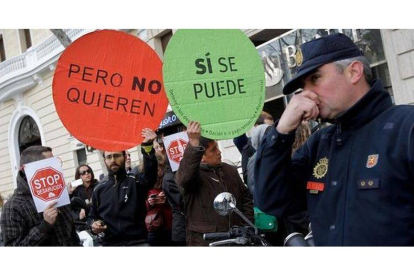 Manifestantes de la PAH ante el Ritz esperan a Rajoy y la cúpula del PP.-ARCHIVO