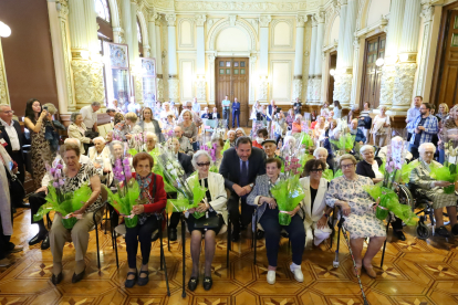 Óscar Puente y Rafaela Romero con las personas de más de 100 años de edad en el Ayuntamiento de Valladolid. E.M.