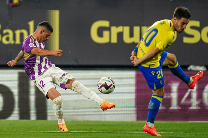 Olaza golpea el balón  ante la oposición de un jugador del Cádiz en un partido de la pasada campaña. / IÑAKISOLA / RVCF