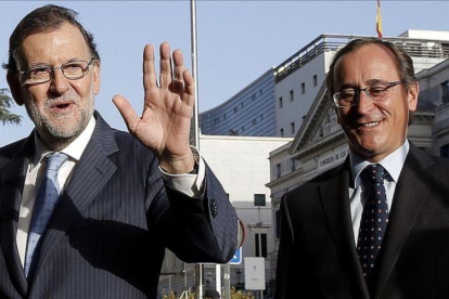 El presidente del Gobierno en funciones, Mariano Rajoy, y el candidato a lehendakari del PP, Alfonso Alonso, este miércoles en Madrid.-JOSE LUIS ROCA