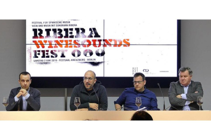 Miguel Sanz, Javier Ajenjo, Óscar Blanco y Enrique Pascual durante la presentación, que tuvo lugar en la sede del Consejo Regulador DO Ribera del Duero.-JOSÉ I. BERDÓN