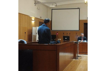 El masajista, de pie, al inicio del juicio en la Audiencia de Valladolid en una imagen de archivo. -EUROPA PRESS