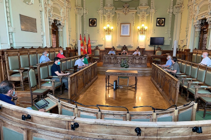 El Consejo de Administración de Aquavall durante la reunión extraordinaria celebrada ayer en la Casa Consistorial de Valladolid. EL MUNDO