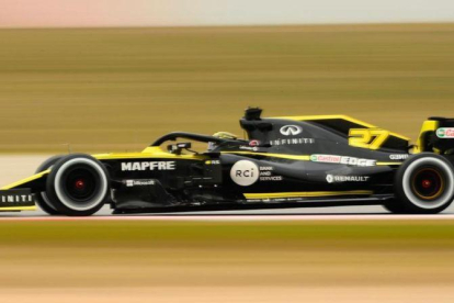 Nico Hulkenberg ha colocado hoy a Renault arriba, pero nadie considera a la fábrica francesa entre los favoritos.-AFP / JOSEP LAGO