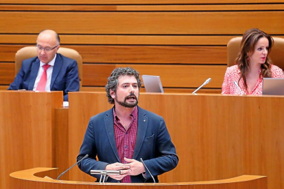 José Sarrión ayer durante su intervención en el debate.-ICAL