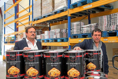 Los creadores de la empresa, Gerardo y Jose Fidalgo Vecino posan con productos elaborados por su grupo-EL MUNDO