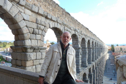 José Manuel Maza posa ayer junto al Acueducto de Segovia después de la entrevista.-TERESA SANZ