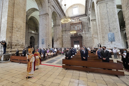 El cardenal arzobispo Ricardo Blázquez y los asistentes a la misa funeral en memoria de las víctimas del Covid, ayer en la Catedral de Valladolid. PHOTOGENIC/PABLO REQUEJO