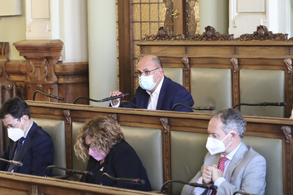 El concejal Luis Vélez interviene durante el pleno del Ayuntamiento. -E.M.