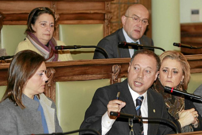 Alfredo Blanco interviene en el pleno flanqueado por Cristina Vidal, izquierda, y Rosa Hernández-J. M.LOSTAU